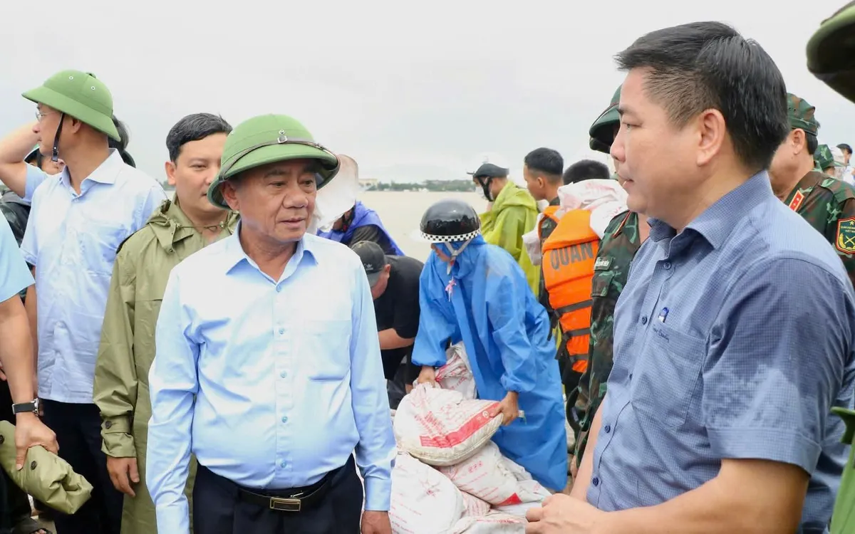 សមាជិកអចិន្ត្រៃយ៍នៃលេខាធិការដ្ឋាន Tran Cam Tu បានចុះត្រួតពិនិត្យការងារបង្ការ ទប់ស្កាត់ និងជំនះពុះពារលើផលវិបាកដោយភ្លៀងធ្លាក់ និងទឹកជំនន់នៅទីក្រុង Da Nang។ Thường trực Ban Bí thư Trần Cẩm Tú kiểm tra công tác phòng, chống, khắc phục hậu quả mưa, lũ tại Đà Nẵng