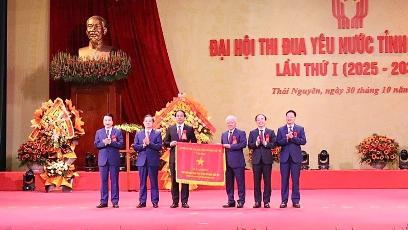 ສະຫາຍ ໂດ໋ວັນຈຽນ, ກຳມະການກົມການເມືອງ, ເລຂາທິການສູນກາງພັກ, ປະທານຄະນະບໍລິຫານງານສູນກາງແນວໂຮມປະເທດຊາດຫວຽດນາມ, ຮອງປະທານຜູ້ປະຈຳການຄະນະປະຈຳຄະນະພັກການທະຫານສູນກາງ ໄດ້ມອບທຸງຊົມເຊີຍລັດຖະບານເຖິງແຂວງ ໄຕງວຽນ. (ພາບ: TUAN SON)