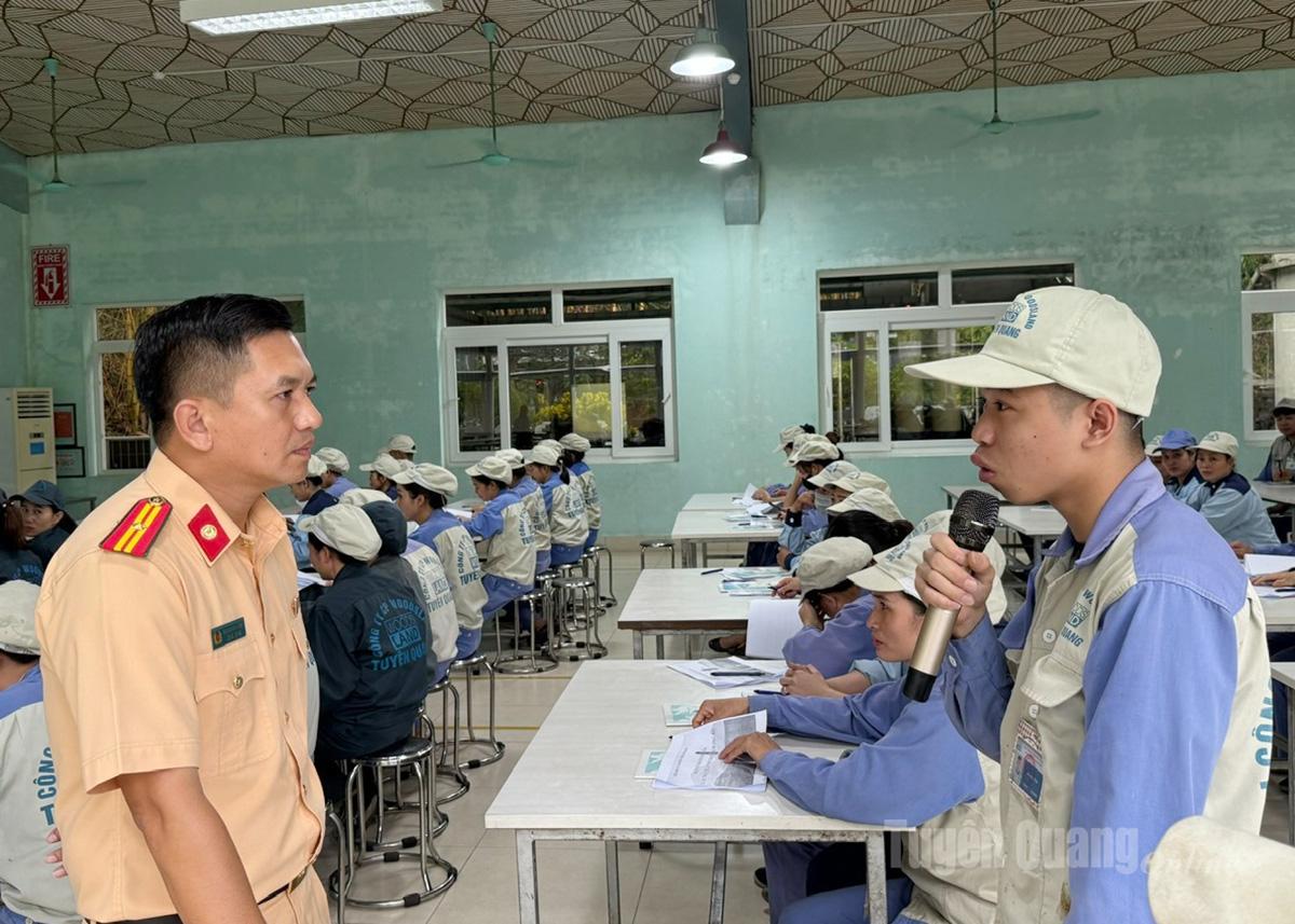 Union members and workers of Woodsland Joint Stock Company, Yen Son commune participated in answering situational questions at the conference.