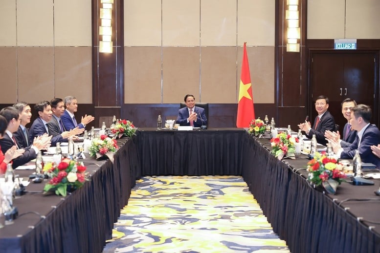 Premiér Pham Minh Chinh pracuje s vietnamskými velvyslanci v zemích ASEAN s vietnamským mořem - Foto: VGP/Nhat Bac Thủ tướng Chính phủ Phạm Minh Chính làm việc với Đại sứ Việt Nam tại các nước trong khu vực ASEAN có biển liền kề với Việt Nam - Ảnh: VGP/Nhật Bắc