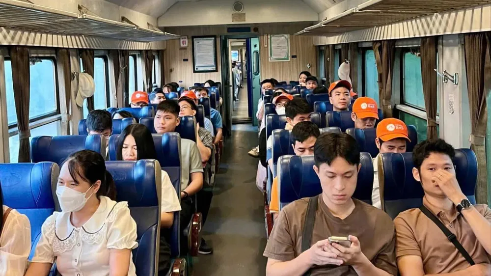 Cestující ve vlaku na trase Hai Duong - Hai Phong