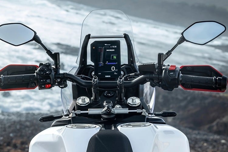 ດຽວນີ້ເຄື່ອງຈັກໄດ້ຖືກປະສົມກັບເຄື່ອງກະຕຸ້ນເອເລັກໂຕຣນິກ - ປົດລັອກສອງໂຫມດພະລັງງານ, ເຊັ່ນດຽວກັນກັບການຄວບຄຸມການລ່ອງເຮືອແລະເຄື່ອງຈໍາກັດຄວາມໄວ. ນອກຈາກນັ້ນ, ຈຸດເຊື່ອມຕໍ່ຂອງ clutch ໄດ້ຖືກຍ້າຍໄປຂ້າງຫນ້າໂດຍ 35 ອົງສາ. 10-4785.jpg