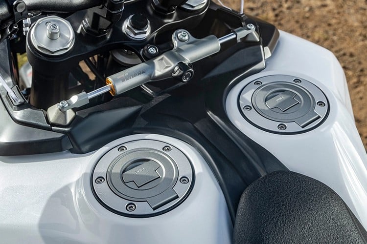 ນອກຈາກນັ້ນ, ລົດຖີບດັ່ງກ່າວມີເຮືອນຄັອດໃໝ່ທີ່ອອກແບບມາເພື່ອສ້າງພື້ນທີ່ເພີ່ມເຕີມສຳລັບຂາເບື້ອງຂວາໃນເວລານັ່ງ ຫຼືຢືນ. ກ່ອງເກຍຍັງໄດ້ຮັບການປັບປ່ຽນເພື່ອການເຄື່ອນທີ່ທີ່ຄ່ອງແຄ້ວກວ່າ, ໂດຍມີຄວາມສາມາດໃນການຕິດຕັ້ງຕົວປ່ຽນຄວາມໄວຂຶ້ນ/ລົງເປັນທາງເລືອກ ຖ້າຕ້ອງການ. 11-1654.jpg