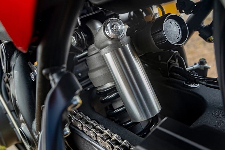 ເພື່ອຄວບຄຸມການປະຕິບັດການທັງໃນແລະທາງນອກ, World Raid ປະຈຸບັນຍັງຕິດຕັ້ງເຊັນເຊີ IMU ຫົກແກນສໍາລັບລະບົບເອເລັກໂຕຣນິກທີ່ມີຄວາມອ່ອນໄຫວ, ລວມທັງການຄວບຄຸມ traction, skid control ແລະ cornering ABS. 12-9779.jpg