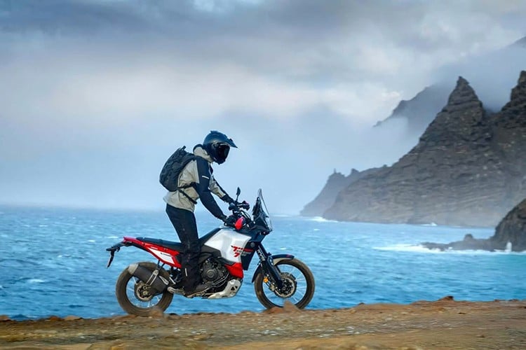 ການອອກແບບຂອງລົດຖີບຍັງໄດ້ຮັບການປັບປຸງໃຫ້ເໝາະສົມກັບການຂັບຂີ່ທີ່ດີຂຶ້ນ – ບວກກັບບ່ອນນັ່ງແຂ່ງແບບໃໝ່ແບບສິ້ນດຽວທີ່ເຮັດໃຫ້ການຫັນປ່ຽນຈາກບ່ອນນັ່ງໄປຢືນງ່າຍຂຶ້ນ. ການລະງັບ KYB ທີ່ສາມາດປັບໄດ້ຢ່າງສົມບູນແບບໃຫມ່ - ປະກອບດ້ວຍສ້ອມ Kashima upside-down 46mm ທີ່ມີການປັບປຸງການປັບຄ່າພາກຮຽນ spring ແລະ damping, ແລະ monoshock ກັບ 106mm ຂອງການເດີນທາງ (ເພີ່ມຂຶ້ນ 5mm ຈາກກ່ອນ). 7-78.jpg