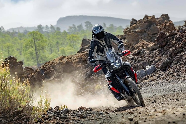 ໃນຈໍານວນທັງຫມົດ, World Raid ມີ 230mm ຂອງການເດີນທາງທາງຫນ້າແລະ 220mm ຢູ່ທາງຫລັງ - 20mm ຫຼາຍກ່ວາສະບັບມາດຕະຖານ. ການເກັບກູ້ພື້ນຍັງຄົງຢູ່ທີ່ 255 ມມ, ມີລໍ້ປາກ 21 ນິ້ວຢູ່ທາງຫນ້າແລະລໍ້ 18 ນິ້ວຢູ່ດ້ານຫລັງສໍາລັບການເພີ່ມເຕີມ. ການຊີ້ນໍາພະລັງງານ 16 ຄວາມໄວໃຫມ່ເຮັດໃຫ້ຊຸດສໍາເລັດ. 6-4646.jpg