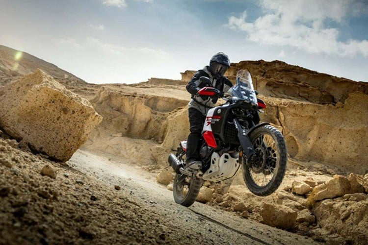 ນັ່ງຢູ່ໃນບ່ອນນັ່ງຂອງຜູ້ຂັບຂີ່, ຜູ້ໃຊ້ຍັງຈະເຫັນຫນ້າຈໍສີ TFT ລວງຕັ້ງ 6.3 ນິ້ວແບບຕັ້ງໃຫມ່, ເຊິ່ງມີຫົວຂໍ້ 'Street', 'Explorer' ແລະ 'Raid' ເພື່ອສະແດງຂໍ້ມູນທີ່ແຕກຕ່າງກັນຂຶ້ນກັບສະຖານະການຂັບລົດ. ມັນສາມາດເຊື່ອມຕໍ່ກັບໂທລະສັບມືຖືຂອງທ່ານໂດຍຜ່ານຊ່ອງ USB-C ແລະ clamps handlebar ໄດ້ຖືກອອກແບບໃຫມ່. 5-2349.jpg