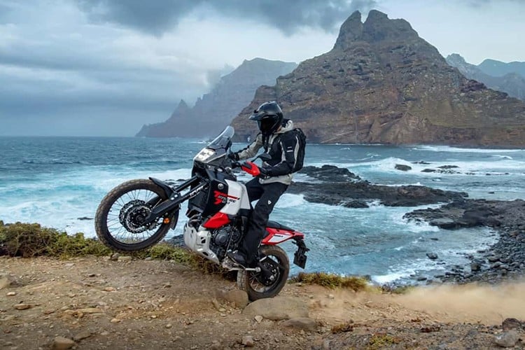 ຄາດວ່າຈະມີຢູ່ໃນຕົວແທນຈໍາຫນ່າຍໃນເດືອນມີນາ 2026 ໂດຍມີສອງສີທາງເລືອກ: Redline White ທີ່ໂດດເດັ່ນແລະສີ Midnight Black ທີ່ແຂງແຮງ, ລາຄາຂອງ Yamaha Ténéré 700 World Raid ຄາດວ່າຈະສູງກວ່າຮຸ່ນປະຈຸບັນເລັກນ້ອຍ. 1-2762.jpg