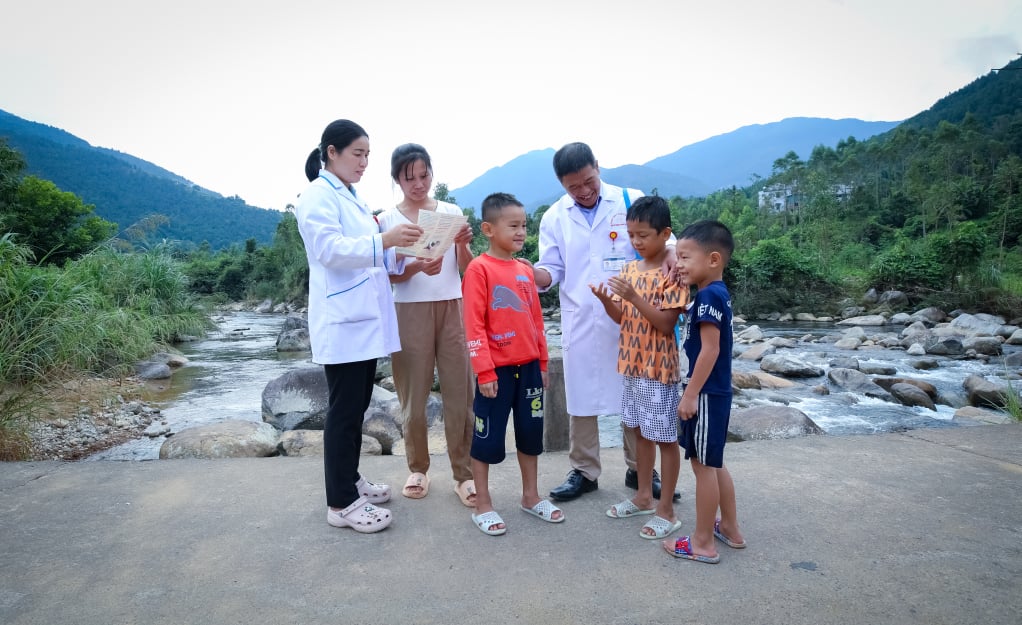 ທ່ານໝໍ ວີວັນນົງ ຂະຫຍາຍພັນ ແລະ ປຸກລະດົມພໍ່ແມ່ປະຊາຊົນຢູ່ເຂດພູດອຍ ປູກຈິດສໍານຶກຕ້ານການຈົມນໍ້າ.