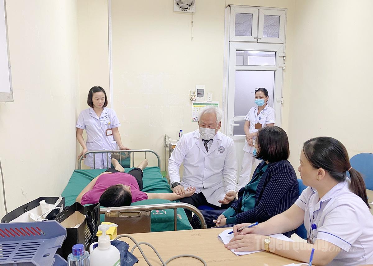 សាស្រ្តាចារ្យបណ្ឌិត Byun Yong-Ho ពិនិត្យមនុស្ស។