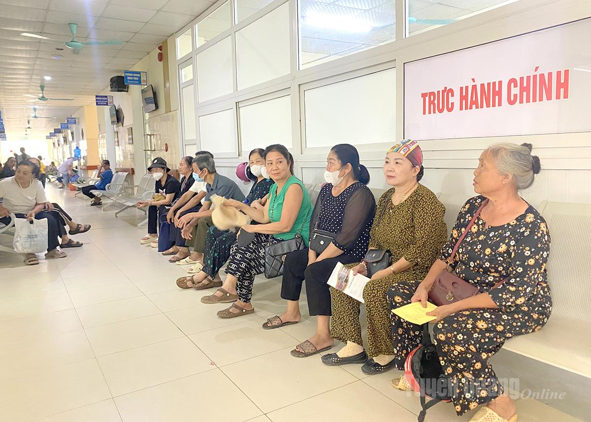 មនុស្សចាស់ចុះឈ្មោះសម្រាប់ការពិនិត្យសុខភាពក្នុងកម្មវិធី។