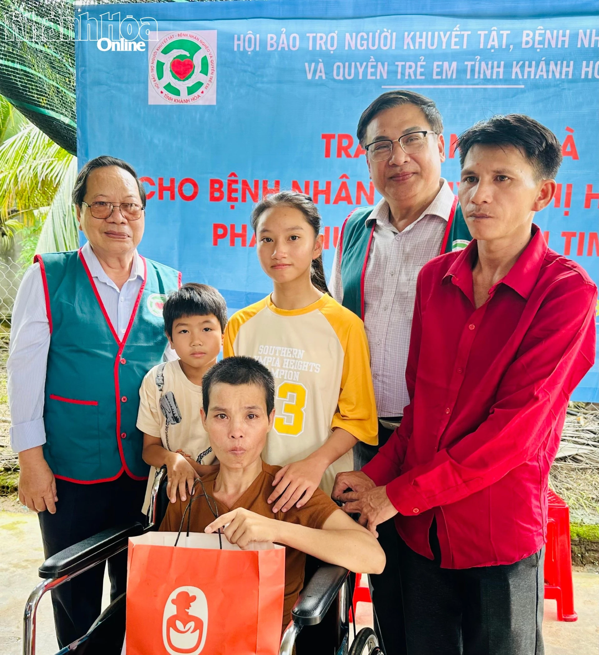 ថ្នាក់ដឹកនាំសមាគមខេត្តដើម្បីការពារជនពិការ អ្នកជំងឺក្រីក្រ និងសិទ្ធិកុមារ បានប្រគល់ប្រាក់ជូនគ្រួសារអ្នកជំងឺ។