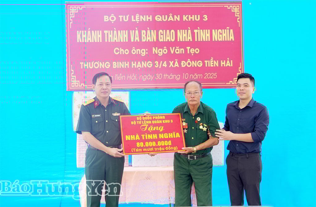 Authorized by the Military Region 3 Command, the leaders of the Provincial Military Command presented funding to support the construction of a House of Gratitude for the family of veteran Ngo Van Teo.
