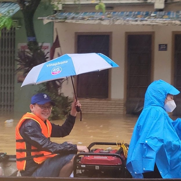Zástupce ředitele VNPT Hue se přímo podílí na záchranných pracích pro telekomunikační stanice v Hue.jpg