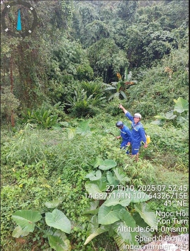 Zaměstnanci VNPT s technickými dovednostmi na vysílacích stanicích v Quang Ngai..jpg