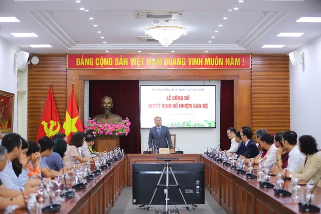 Kementerian Kebudayaan, Olahraga, dan Pariwisata mengumumkan dan memberikan keputusan tentang pengangkatan pejabat - Foto 1. Bộ VHTTDL công bố và trao các quyết định bổ nhiệm cán bộ - Ảnh 1.