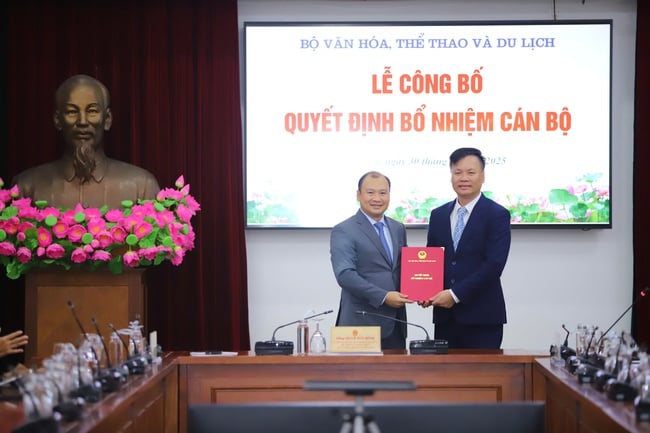 Kementerian Kebudayaan, Olahraga, dan Pariwisata mengumumkan dan memberikan keputusan tentang pengangkatan pejabat - Foto 2. Bộ VHTTDL công bố và trao các quyết định bổ nhiệm cán bộ - Ảnh 2.