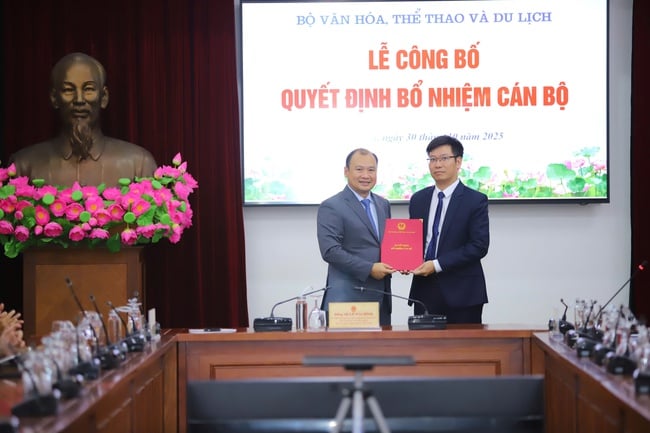 Kementerian Kebudayaan, Olahraga, dan Pariwisata mengumumkan dan memberikan keputusan tentang pengangkatan pejabat - Foto 3. Bộ VHTTDL công bố và trao các quyết định bổ nhiệm cán bộ - Ảnh 3.