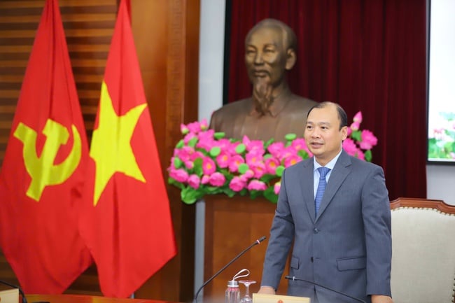 Kementerian Kebudayaan, Olahraga, dan Pariwisata mengumumkan dan memberikan keputusan tentang pengangkatan pejabat - Foto 4. Bộ VHTTDL công bố và trao các quyết định bổ nhiệm cán bộ - Ảnh 4.