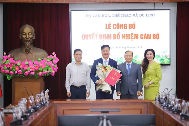 Kementerian Kebudayaan, Olahraga, dan Pariwisata mengumumkan dan memberikan keputusan tentang pengangkatan pejabat - Foto 5. Bộ VHTTDL công bố và trao các quyết định bổ nhiệm cán bộ - Ảnh 5.