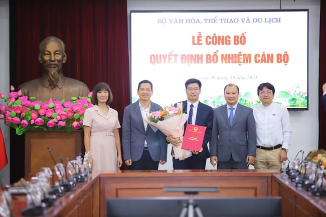 Kementerian Kebudayaan, Olahraga, dan Pariwisata mengumumkan dan memberikan keputusan tentang pengangkatan pejabat - Foto 6. Bộ VHTTDL công bố và trao các quyết định bổ nhiệm cán bộ - Ảnh 6.