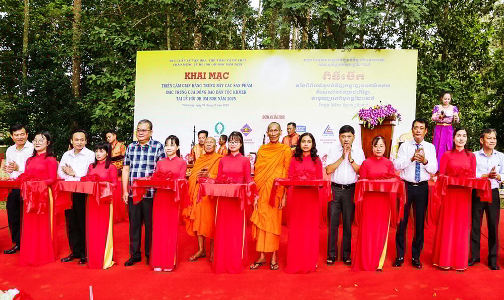 Đại biểu cắt băng khai mạc triển lãm.