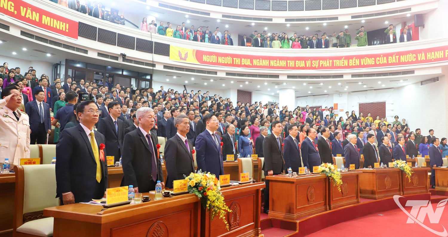 ប្រតិភូធ្វើពិធីគោរពទង់ជាតិ។