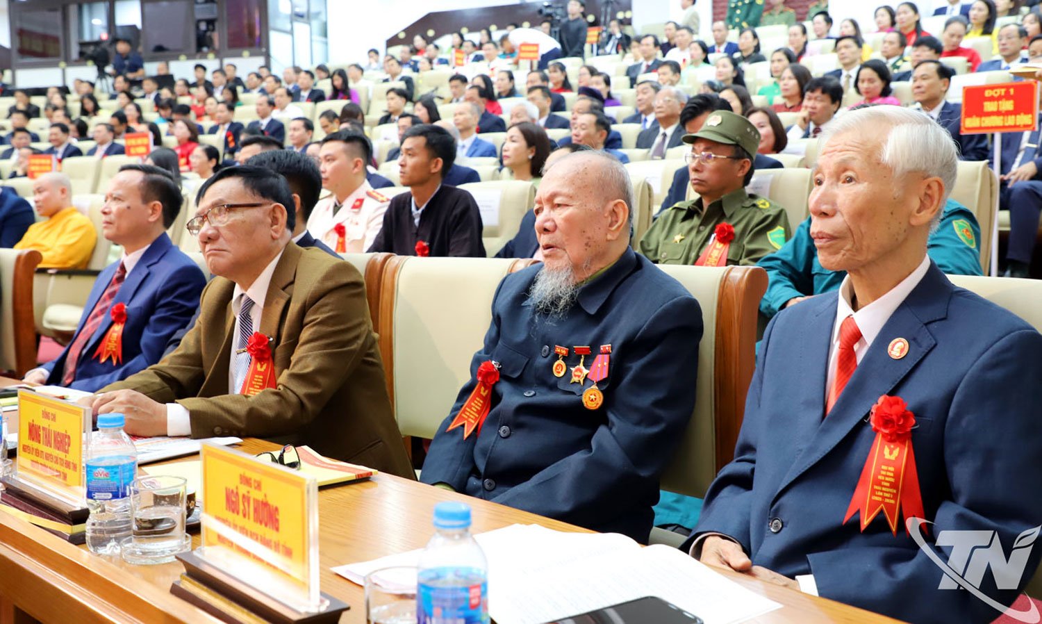 គណៈប្រតិភូដែលចូលរួមក្នុងសភា។