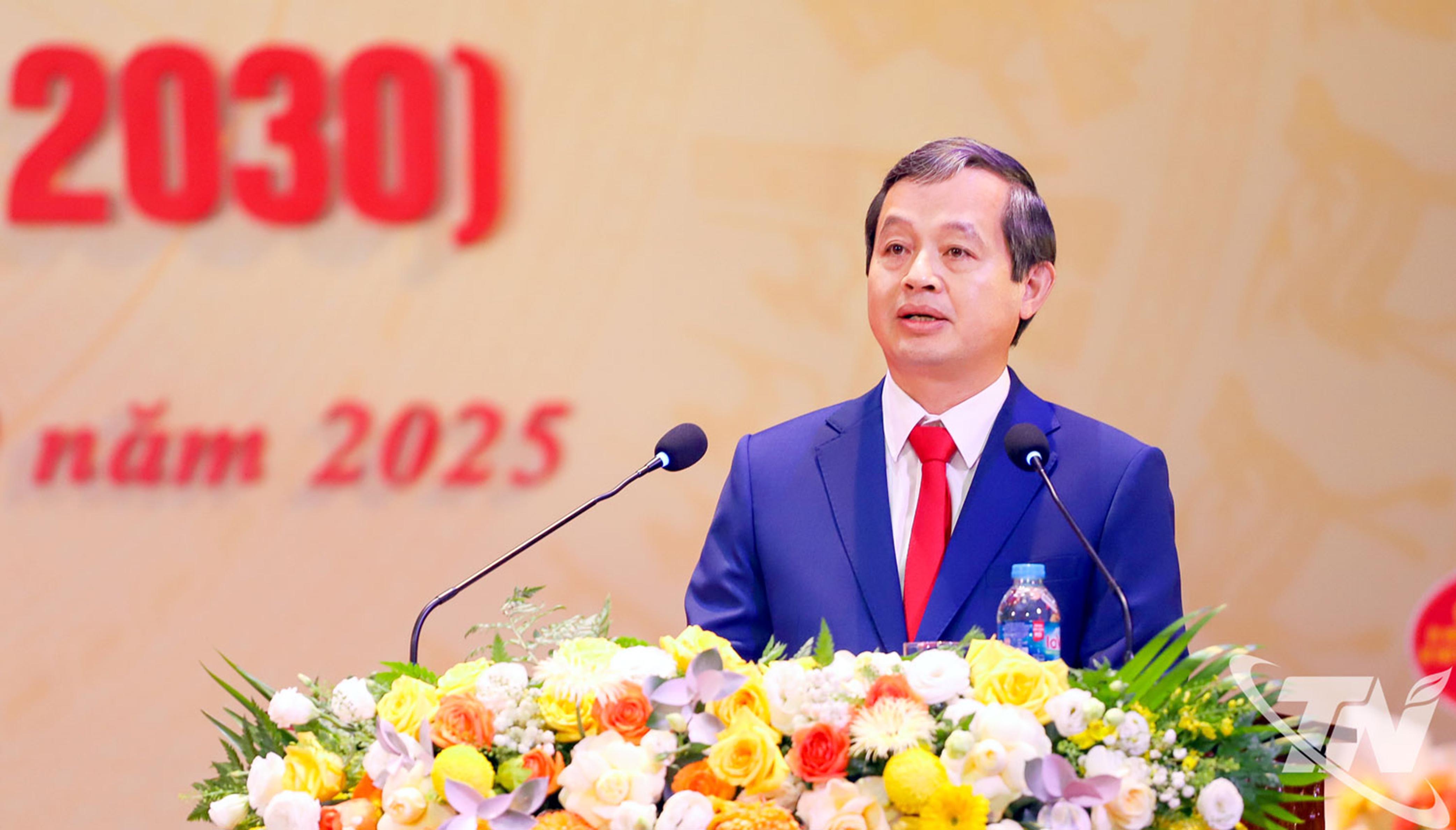 សមមិត្ត Pham Hoang Son អនុលេខាគណៈកម្មាធិការបក្សខេត្ត ប្រធានគណៈកម្មាធិការប្រជាជនខេត្ត បានអានសុន្ទរកថាបើកមហាសន្និបាត។