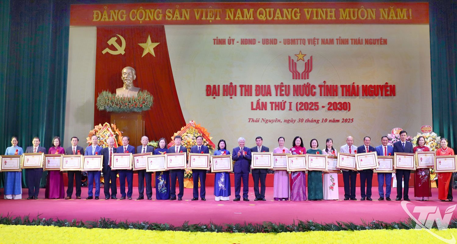 សមមិត្ត Do Van Chien សមាជិកការិយាល័យនយោបាយ លេខាគណៈកម្មាធិការមជ្ឈិមបក្ស ប្រធានគណៈកម្មាធិការមជ្ឈិមរណសិរ្សមាតុភូមិវៀតណាម អនុប្រធានក្រុមប្រឹក្សាវាយតម្លៃ និងផ្តល់រង្វាន់មជ្ឈិមបានប្រគល់មេដាយការងារដល់សមូហភាព និងបុគ្គល។