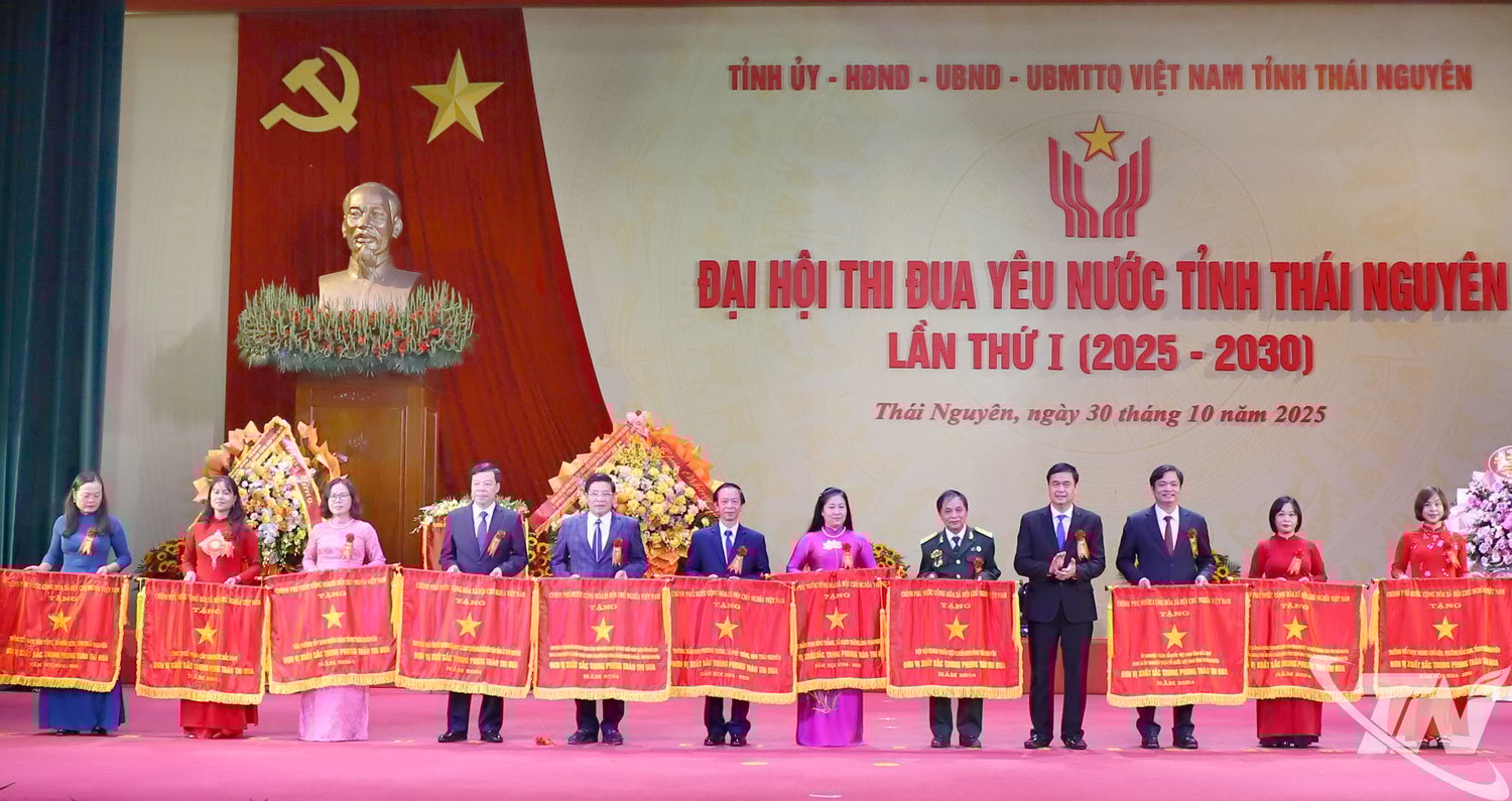 ថ្នាក់ដឹកនាំនៃគណៈកម្មាធិការត្រាប់តាមមជ្ឈិម និងសរសើរបានប្រគល់ទង់ត្រាប់តាមរបស់រដ្ឋាភិបាលដល់សមូហភាព។