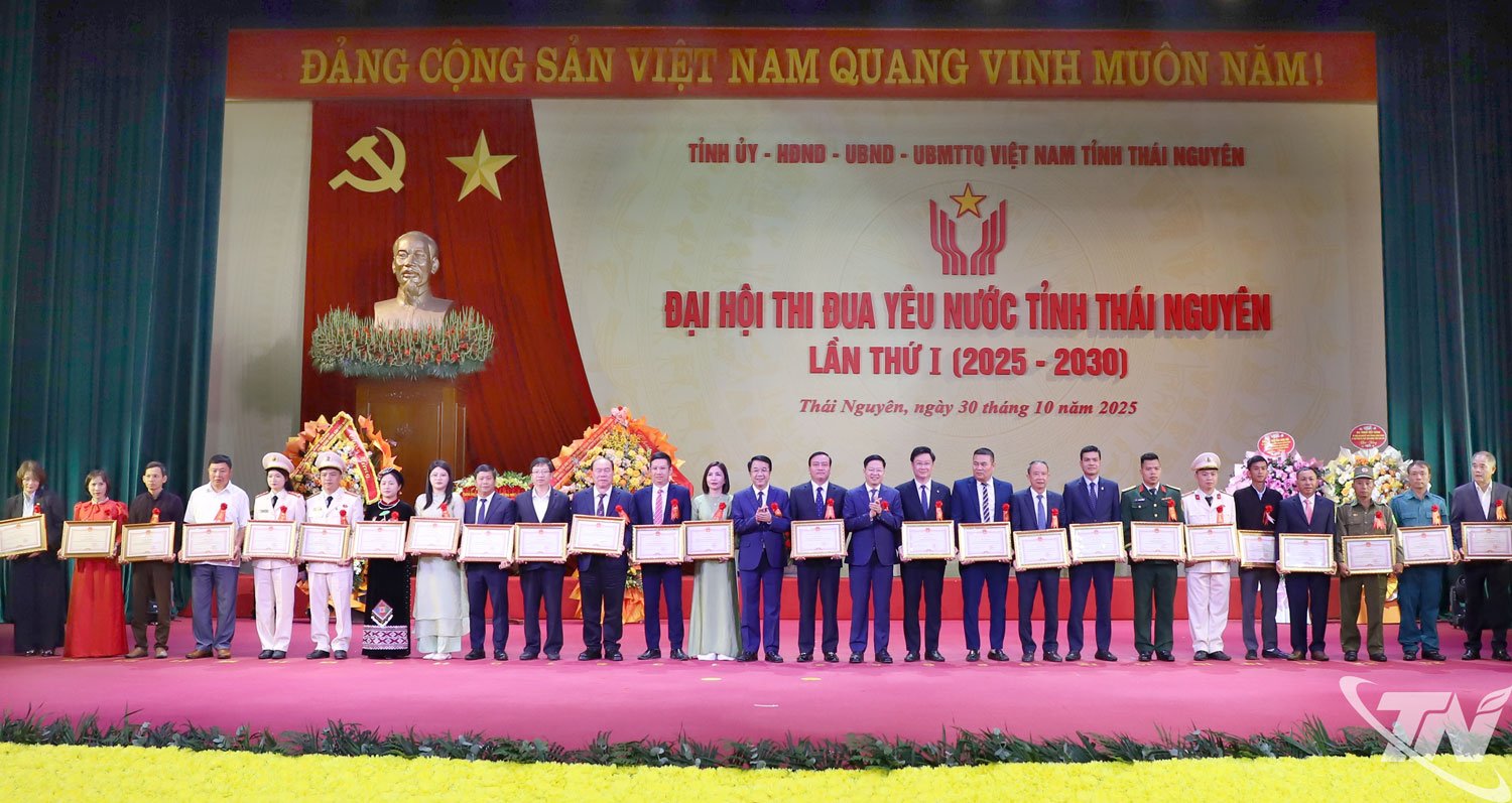 គណៈកម្មាធិការអចិន្ត្រៃយ៍នៃគណៈកម្មាធិការបក្សខេត្ត បានប្រគល់ប័ណ្ណសរសើរពីនាយករដ្ឋមន្ត្រី ដល់សមូហភាព និងបុគ្គល។