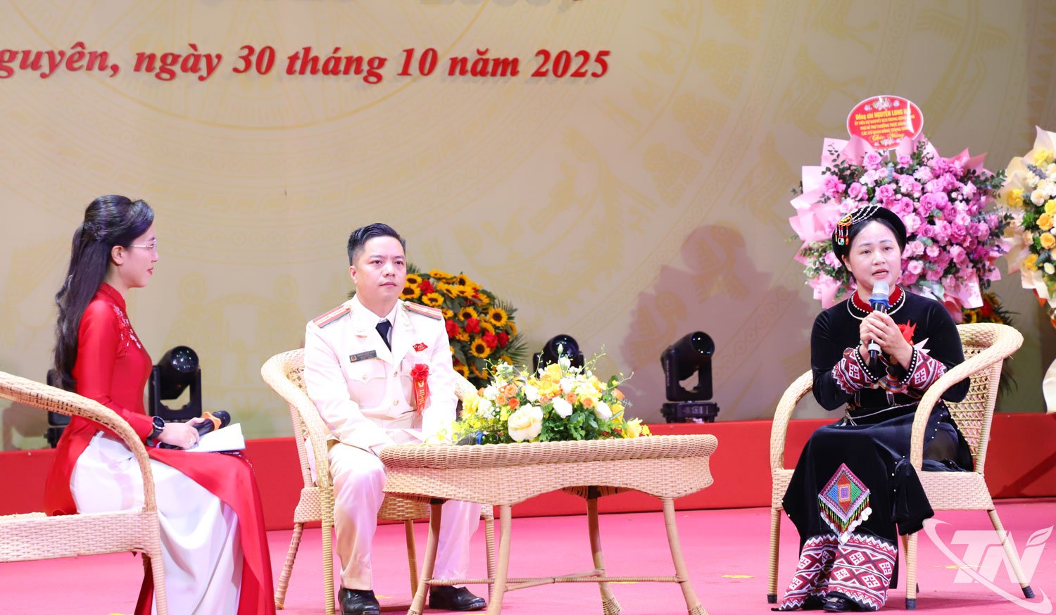 លោកគ្រូ Nong Thi Tuyet នាយកសាលា Na Ri Boarding School សម្រាប់ជនជាតិភាគតិចបានចែករំលែកអំពីដំណើរការនៃការធ្វើការជាមួយប្រជាជនក្នុងតំបន់ដើម្បីជម្លៀសសិស្សជាង 270 នាក់ចេញពីតំបន់ទឹកជំនន់ក្នុងអំឡុងពេលព្យុះលេខ 11 នាពេលថ្មីៗនេះ។