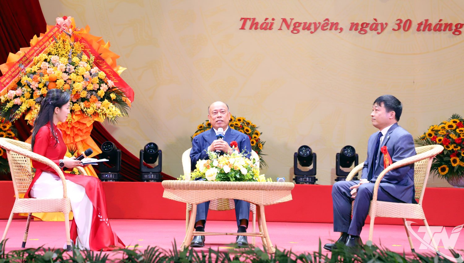 លោក Nguyen Van Thoi ប្រធានក្រុមប្រឹក្សាភិបាលនៃក្រុមហ៊ុន TNG Investment and Trading Joint Stock Company បានចូលរួមនៅក្នុងសន្និបាត។