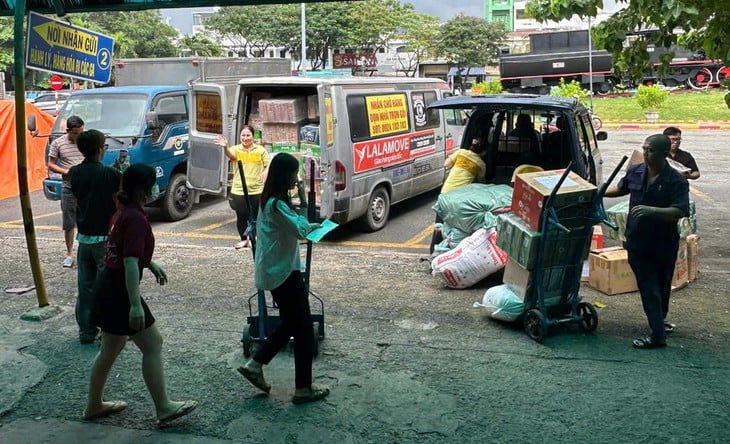 hàng cứu trợ - Ảnh 1.