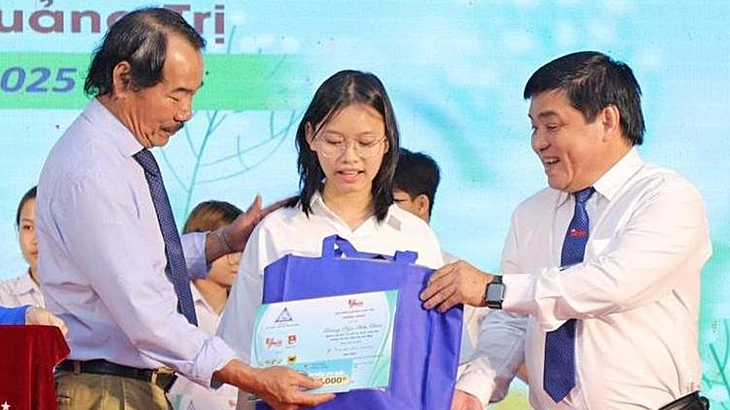 स्कूल को सहायता - फोटो 1.