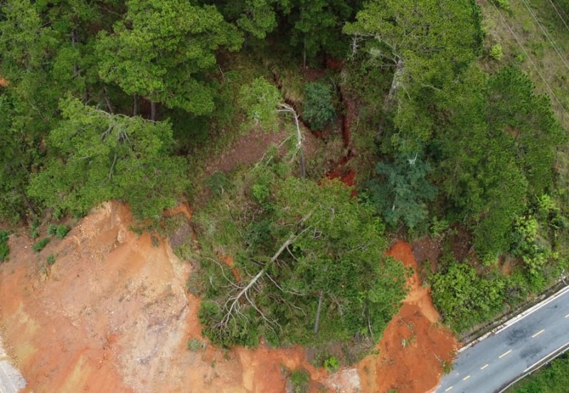 ສະໄລ້ຂະໜາດໃຫຍ່ປະກົດຂຶ້ນຢູ່ທາງຫຼວງເລກ 20, ຫ້າມຄົນ ແລະ ພາຫະນະທັງໝົດ -0