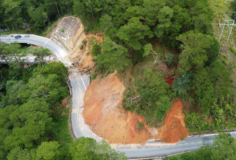 ສະໄລ້ຂະໜາດໃຫຍ່ປະກົດຂຶ້ນຢູ່ທາງຫຼວງເລກ 20, ຫ້າມຄົນ ແລະ ພາຫະນະທັງໝົດ -0