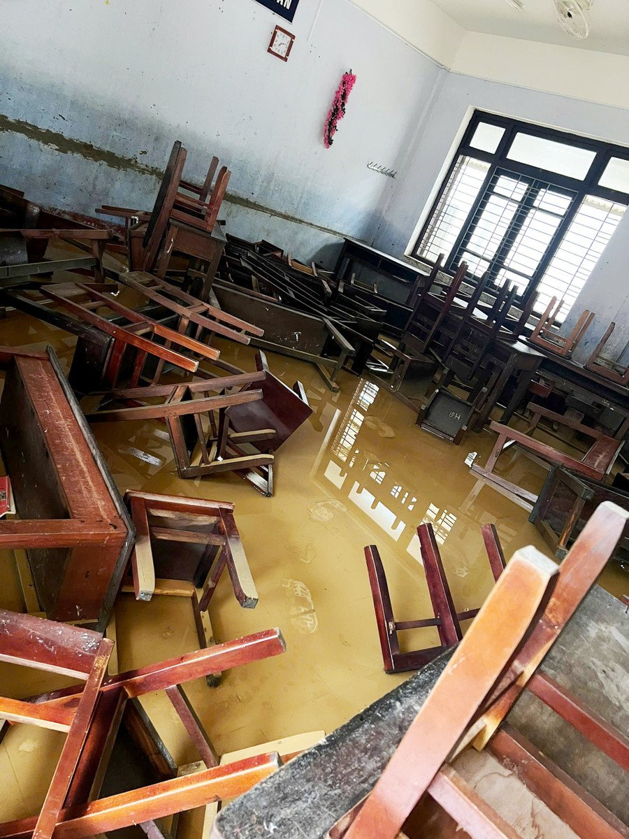 ໄພນ້ຳຖ້ວມຄັ້ງໃຫຍ່ໄດ້ຈົມຢູ່ເກືອບທຸກແຫ່ງໃນໂຮງຮຽນໃນເມືອງເຫ້ວ. ຖືກຈົມຢູ່ໃນນໍ້າເປັນເວລາດົນນານ, ໂຕະ, ຕັ່ງ, ແລະອຸປະກອນການຮຽນຂອງນັກຮຽນ ແລະ ຄູສອນຈໍານວນຫຼວງຫຼາຍອາດຈະໄດ້ຮັບຄວາມເສຍຫາຍຢ່າງໜັກໜ່ວງ. z7170841713530-88d1260ec9aa9c3a5fc736e13044ab33.jpg