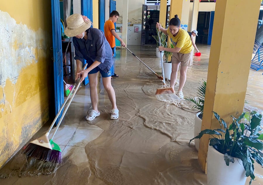 ດ້ວຍຄຳຂວັນຂອງການຖາງຂີ້ຕົມໃນເວລາທີ່ນ້ຳໄດ້ຫຼຸດລົງ, ພະນັກງານ ແລະ ຄູອາຈານຂອງໂຮງຮຽນອະນຸບານ ພູດົ້ງ (ດ້ວງບໍ່) ໄດ້ພ້ອມກັນອອກແຮງກຳຈັດຂີ້ຕົມ. z7169865422634-a4491a664a9c386d86d0caa62aa3d8e0.jpg