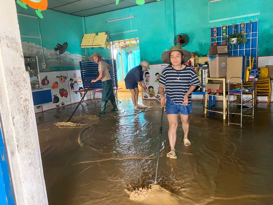 ຖອກຂີ້ຕົມອອກຈາກນໍ້າທີ່ຖ້ວມ ເມື່ອນໍ້າໄດ້ຫຼຸດລົງ ຕ້ອງເຮັດຢ່າງໄວ, ແຂ່ງກັບເວລາ ເພາະຖ້າຊ້າ ຂີ້ຕົມຈະຕິດຢູ່ກັບໂຕະ ແລະຕັ່ງ ແລະ ເຮັດໃຫ້ເກີດຄວາມເສຍຫາຍ. z7169865431386-97d0baaa053d50fdf4bb16eb82297934.jpg