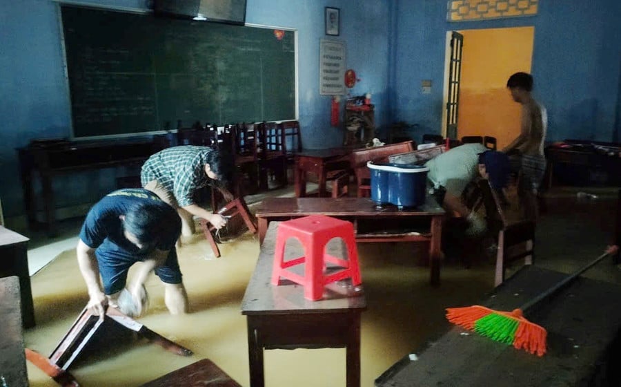 ຄູອາຈານເອົາຕົວເຂົ້າໄປໃນນ້ຳຖ້ວມເພື່ອທຳຄວາມສະອາດໂຕະ ແລະ ຕັ່ງ. ທ່ານນາງ ວໍທິເຟືອງແຄ໋ງ, ຫົວໜ້າພະແນກວັດທະນະທໍາ-ສັງຄົມ ຝູຊວນ ໄດ້ປຶກສາຫາລື ແລະ ລາຍງານໂດຍໄວວ່າ: ໃນຈໍານວນ 33 ໂຮງຮຽນ, ມີ 29 ໂຮງຮຽນຖືກນໍ້າຖ້ວມ. z7170842573059-5cb4178adb0dae66008f5b29e561d026.jpg