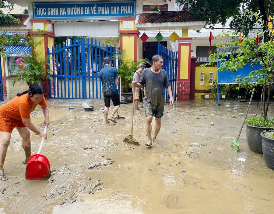 ຂີ້ຕົມໄຫຼເຂົ້າໂຮງຮຽນປະຖົມ ຟູບິ່ງ (ວັດພູຊວານ), ຄູສອນຕ້ອງເຮັດວຽກໜັກເພື່ອອະນາໄມຢ່າງຕໍ່ເນື່ອງ. ລະດັບນ້ຳຖ້ວມຢູ່ບັນດາໂຮງຮຽນຢູ່ຝັ່ງພາກເໜືອຂອງແມ່ນ້ຳຮຶງແມ່ນລະດັບກັບປ່ອງຢ້ຽມຂອງຫ້ອງຮຽນຊັ້ນໜຶ່ງ, ໄດ້ສ້າງຄວາມເສຍຫາຍຢ່າງຫຼວງຫຼາຍຕໍ່ໂຕະ, ຕັ່ງນັ່ງ, ໂທລະພາບ, ຄອມພິວເຕີ... z7171299719466-995ed3a8d848f1231f323a9543ee8b9f.jpg