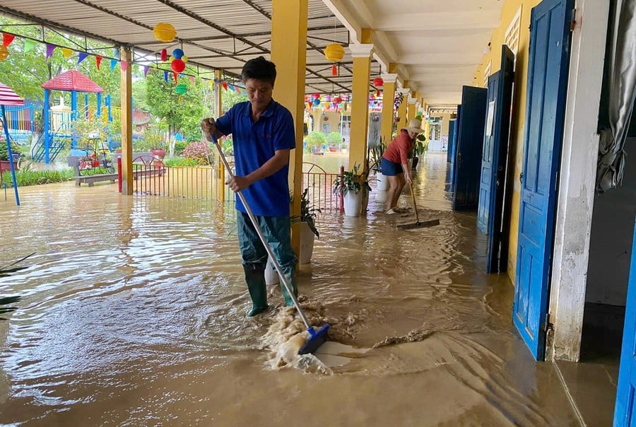 ທ່ານ ເຢືອງກວາງນາມ, ອຳນວຍການໂຮງຮຽນປະຖົມ ເຈີ່ນກວກຕ໋ຽນ (ຕາແສງ ຝູຊວນ) ໃຫ້ຮູ້ວ່າ: “ຫ້ອງຮຽນທັງໝົດຢູ່ຊັ້ນລຸ່ມຖືກນໍ້າຖ້ວມ ແລະ ເຕັມໄປດ້ວຍຂີ້ຕົມ ຫຼັງຈາກນໍ້າຖ້ວມ, ປື້ມບັນທຶກຂອງນັກຮຽນໃນຫ້ອງຮຽນຖືກເສຍຫາຍ, ເອກະສານໃນຫ້ອງການ ແລະ ຫ້ອງການຮອງອຳນວຍການໄດ້ຮັບຄວາມເສຍຫາຍຈາກນໍ້າ, ລະບົບນໍ້າຂອງໂຮງຮຽນຖືກນໍ້າຖ້ວມຢ່າງແຮງ.” z7166594591180-44248becc0de5f8fc43c8582f7f9dd46.jpg