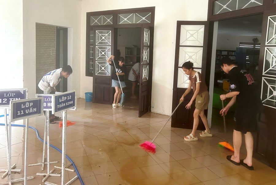 ທ່ານນາງ ເຈີ່ນທິຮ່າຢາງ, ເລຂາຄະນະຊາວໜຸ່ມ ມະຫາວິທະຍາໄລວິທະຍາສາດ, ມະຫາວິທະຍາໄລເຫ້ວ ໃຫ້ຮູ້ວ່າ: ໄພນໍ້າຖ້ວມໄດ້ສ້າງຄວາມເສຍຫາຍໃຫ້ແກ່ໂຮງຮຽນ, ໂດຍສະເພາະແມ່ນເຄື່ອງບັນທຶກ ແລະ ອຸປະກອນເອເລັກໂຕຼນິກ, ຂີ້ຕົມໄດ້ໄຫຼເຂົ້າຫ້ອງຮຽນເກືອບທັງໝົດ, ເຮັດໃຫ້ການທໍາຄວາມສະອາດມີຄວາມຫຍຸ້ງຍາກຫຼາຍ, ຈໍານວນພື້ນຖານໂຄງລ່າງທີ່ຕ້ອງໄດ້ທໍາຄວາມສະອາດແມ່ນຈໍານວນຫຼວງຫຼາຍ, ເກືອບທັງໝົດຂອງອາຄານແມ່ນໄດ້ຮັບຜົນກະທົບ. z7171040702726-ceec4b94370fcd9db28997b536b0abad.jpg