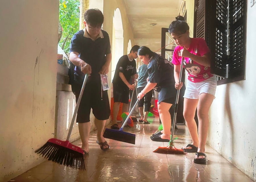 “ໂຮງຮຽນໄດ້ລະດົມບັນດາອາຈານ, ນັກຮຽນເຂົ້າຮ່ວມໃນການອະນາໄມ, ທຸກຄົນເຮັດວຽກດ້ວຍຄວາມກະຕືລືລົ້ນ, ມີຄວາມສາມັກຄີ ແລະ ມີຄວາມມານະພະຍາຍາມເຮັດໃຫ້ທຸກການເຄື່ອນໄຫວມີຄວາມໝັ້ນຄົງຢ່າງວ່ອງໄວ”. z7171040712123-6419720a425436f7b0f13642fd8b46b5.jpg