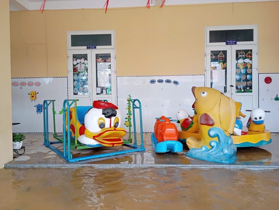 ເຄື່ອງຫຼິ້ນຂອງເດັກນ້ອຍໄດ້ຖືກອະນາໄມ ແລະ ລໍຖ້າໃຫ້ນໍ້າຫຼຸດລົງກ່ອນຈະເອົາລົງມາທີ່ເດີ່ນໂຮງຮຽນ. z7166556037917-5bed0ea16634e62be2f9b889f77c263d.jpg