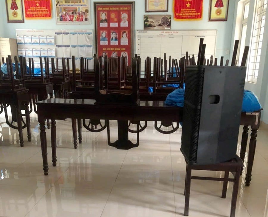 ເຄື່ອງບາງຢ່າງຖືກຍ້າຍໄປຢູ່ບ່ອນທີ່ສູງກວ່າເພື່ອຫຼີກລ່ຽງໄພນ້ຳຖ້ວມ, ໂຊກດີບໍ່ໄດ້ຮັບຄວາມເສຍຫາຍ. z7166728947544-be0cf533d09820a4dff1ff69a8452afd.jpg