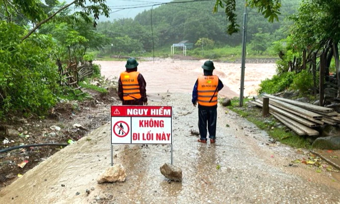 អាជ្ញាធរ និងរដ្ឋាភិបាលក្នុងតំបន់បានដាក់សញ្ញាហាមចរាចរណ៍នៅតំបន់លិចទឹក ដើម្បីធានាសុវត្ថិភាព។