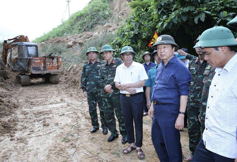 Místopředseda vlády Tran Hong Ha kontroluje práce na odstraňování následků povodní v horské obci v západní části provincie Quang Ngai - Foto 1. Phó Thủ tướng Trần Hồng Hà kiểm tra công tác khắc phục hậu quả mưa lũ tại xã miền núi phía tây Quảng Ngãi- Ảnh 1.